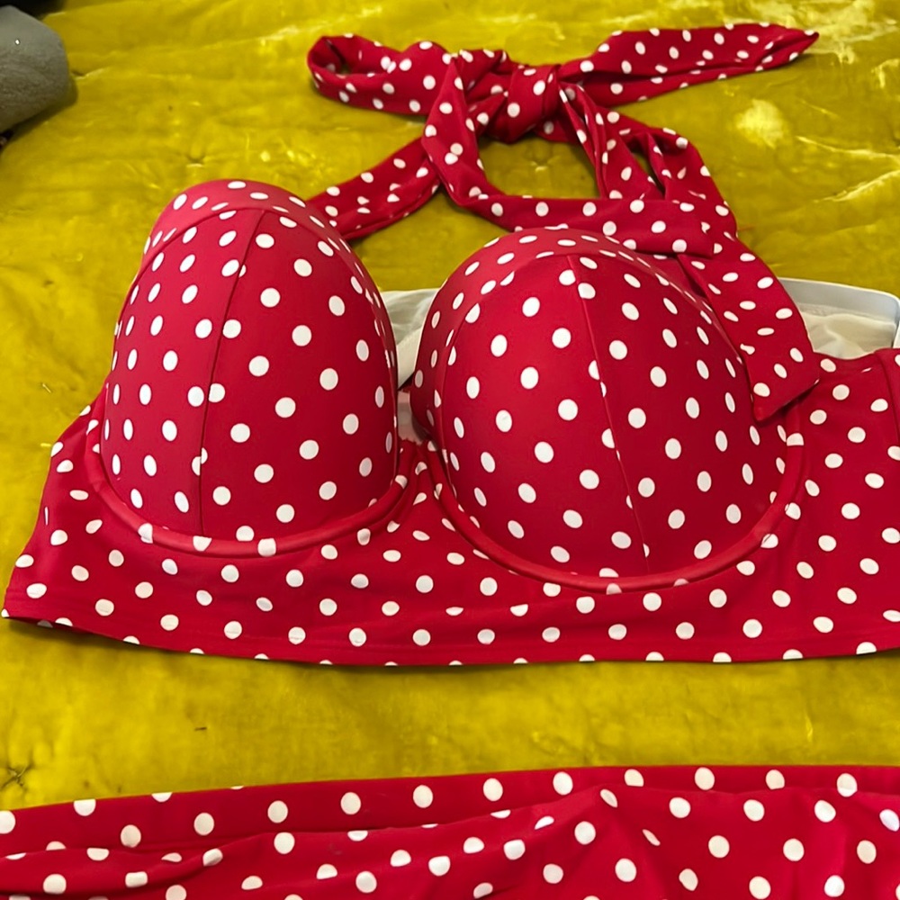 love a retro polka dot bikini!Top is size 1 by bottoms are size 0 by torrid
